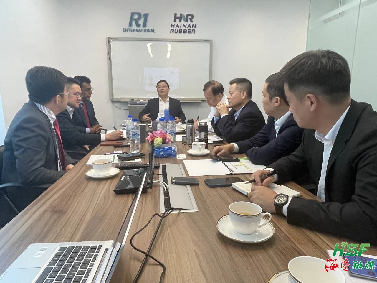 包洪文一行与R1公司座谈交流。。。。。